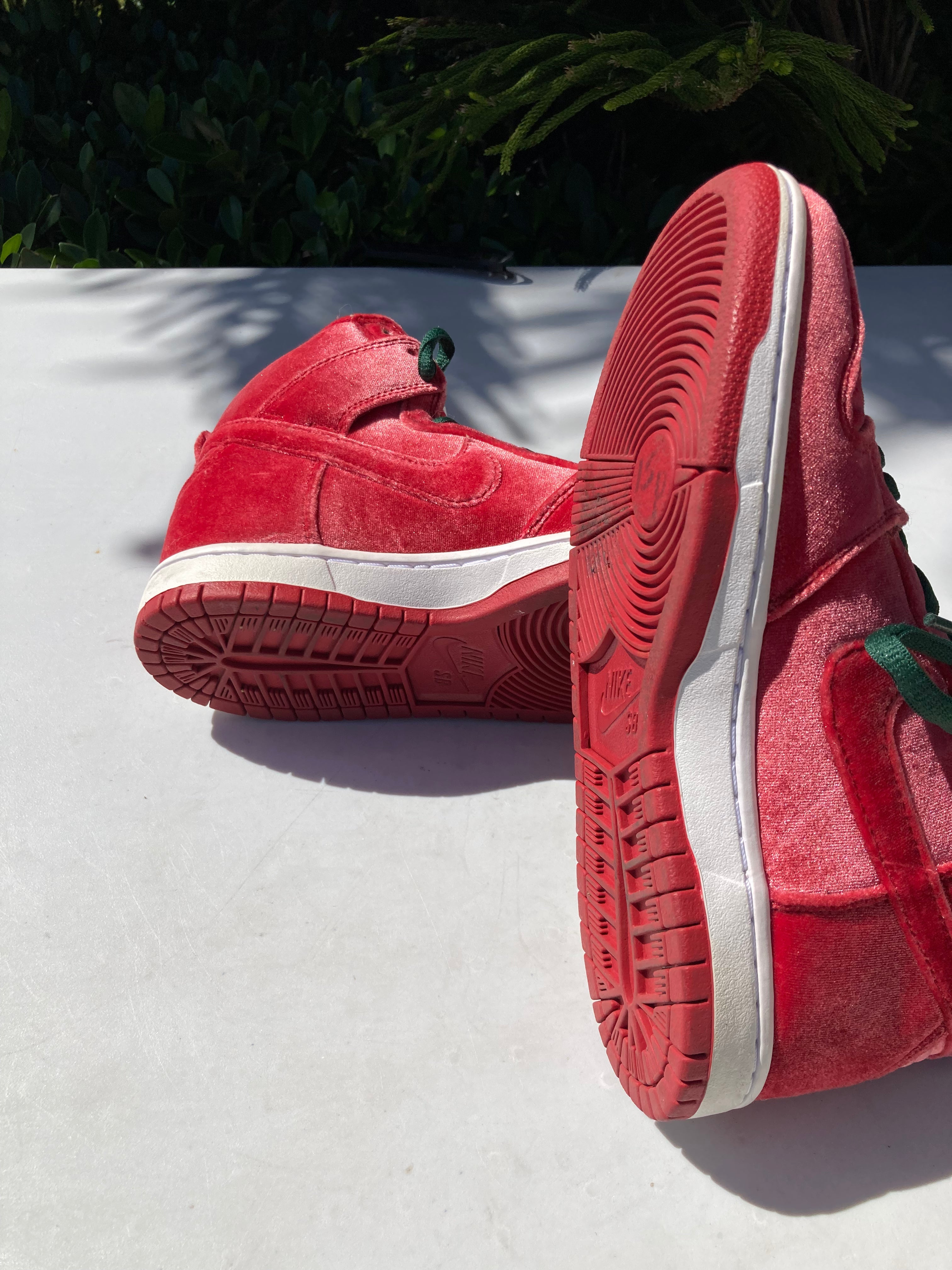 Sb dunk high premium hotsell red velvet